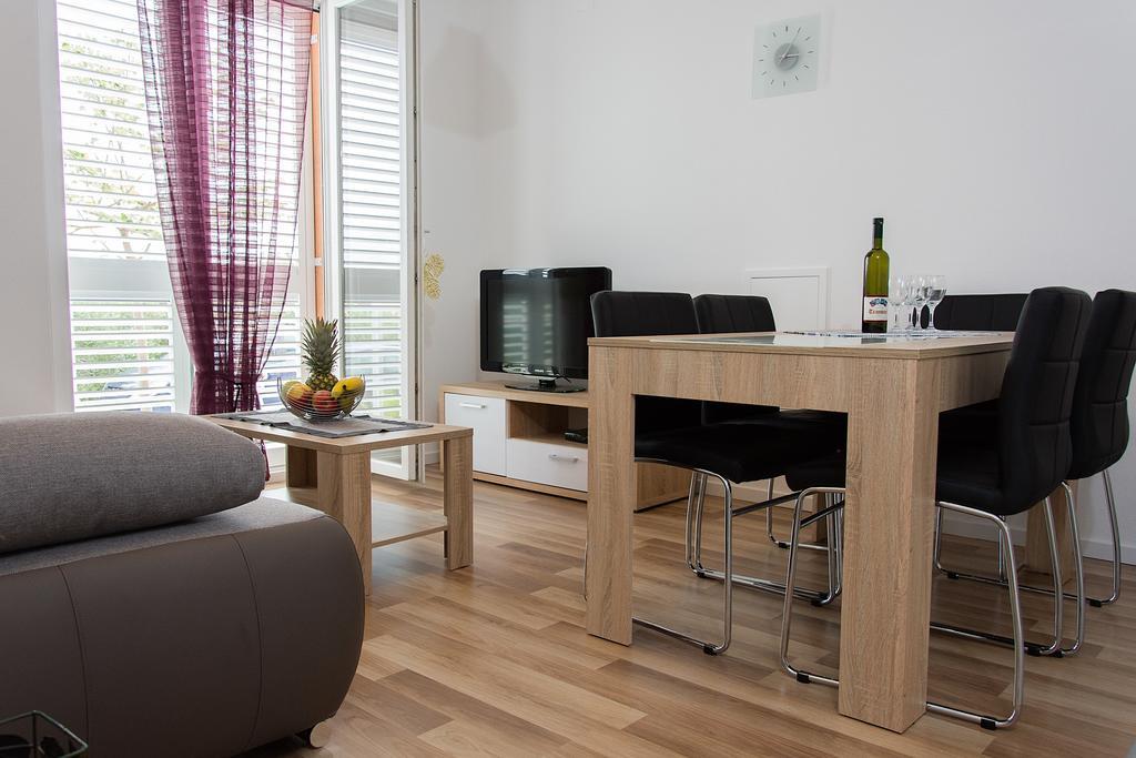 Apartment Gamma With Hydromassage Mini Pool Near Split Žrnovnica Eksteriør billede