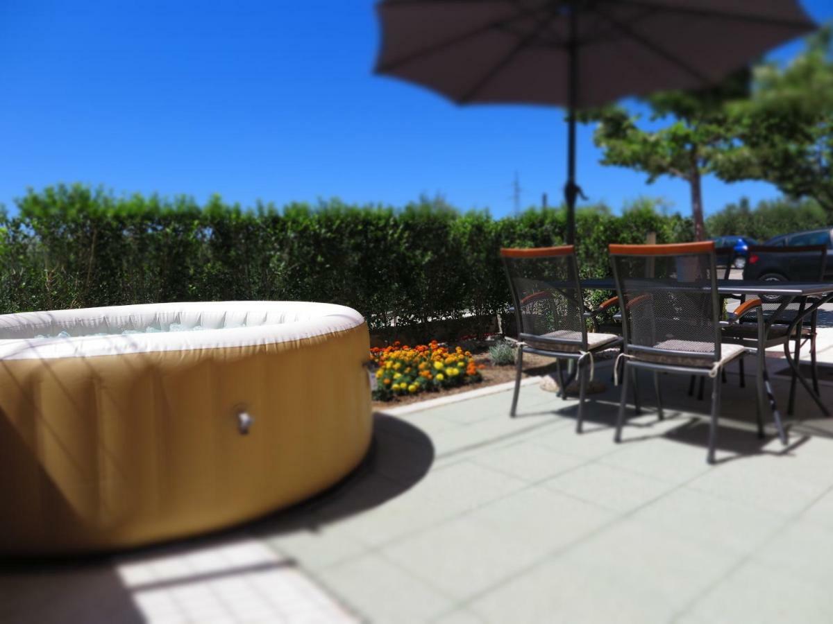 Apartment Gamma With Hydromassage Mini Pool Near Split Žrnovnica Eksteriør billede