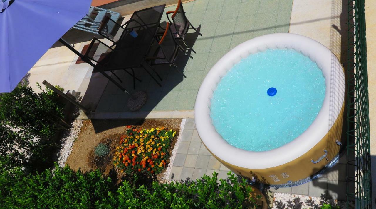 Apartment Gamma With Hydromassage Mini Pool Near Split Žrnovnica Eksteriør billede